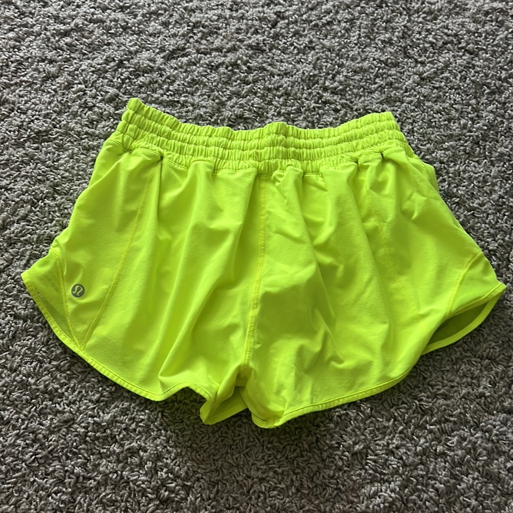 lululemon high rise hotty hot 2.5 size 6 - neon yellow